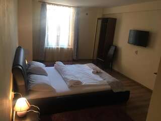 Отели типа «постель и завтрак» Casa Aurelia Сибиу Номер с кроватью размера "queen-size" и гидромассажной ванной-12